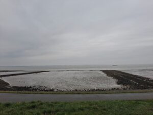 Hier voer de BOU6 vroeger naar buiten en naar binnen